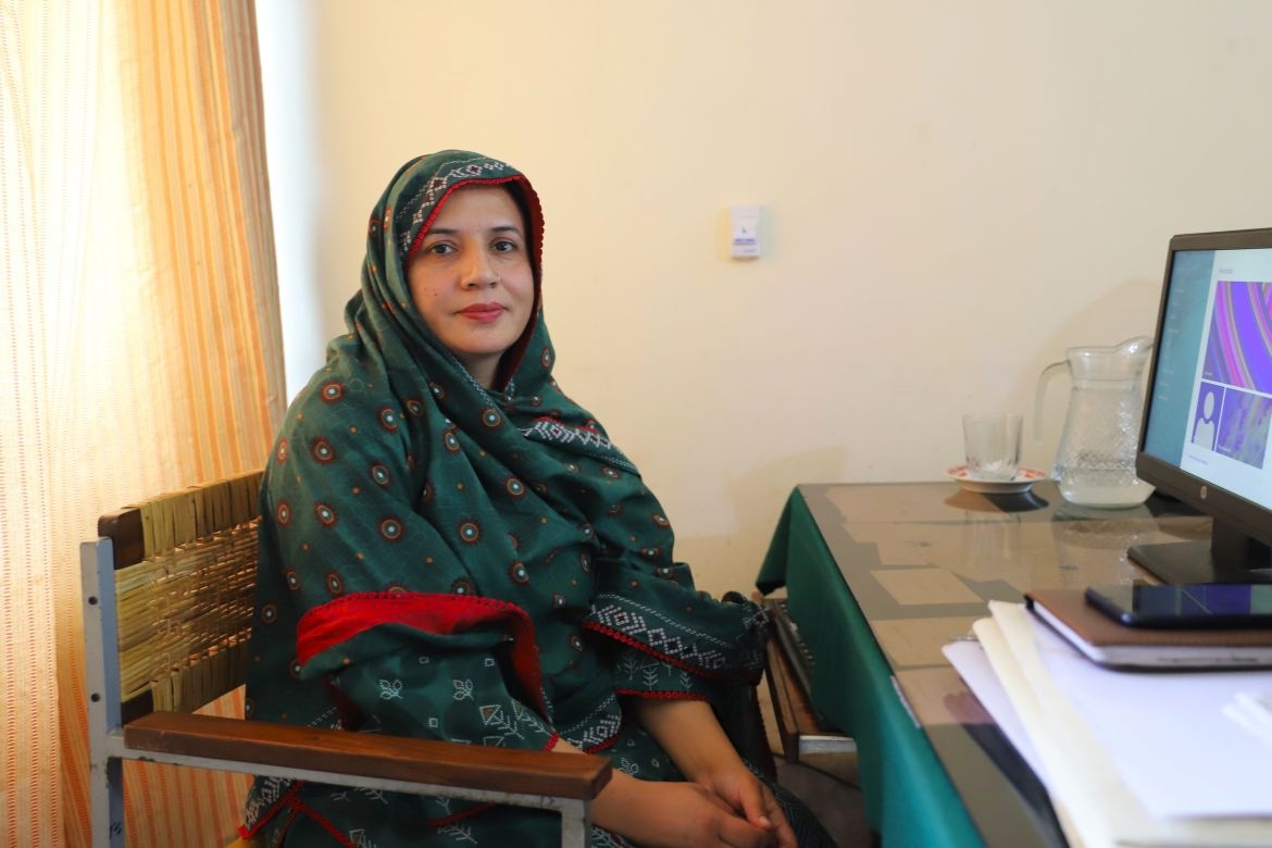 Huma Qaiser, directrice adjointe des technologies de l'information dans le Département de l'éducation du district de Haripur, Khyber Pakhtunkhwa. Crédit : UNICEF/Pakistan/2025/Roham
