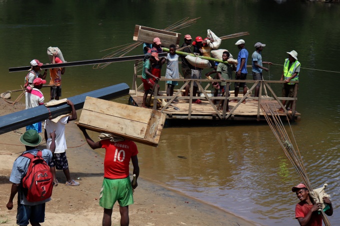 Local school management committee members transport school construction materials to remote areas in the of Antanambao Manampotsy district of Madagascar. Credit: Construction Scolaire Unité de Facilitation de Projets-Ministère de l'Éducation Nationale de Madagascar